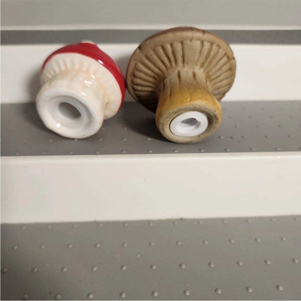 Ceramic Mushroom Salt & Pepper Shakers 1 Cracker Barrel 1 Vintage Plugs Included - Picture 3 of 4